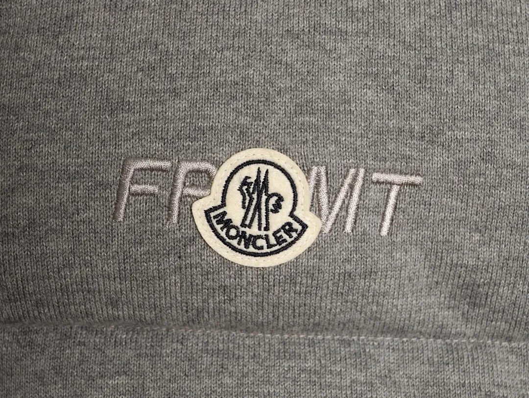 MONCLER蒙口MC 联名款小标刺绣羽绒马甲