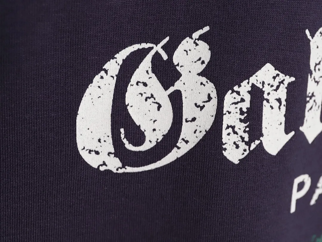 BALENCIAGA巴黎世家BLCG 哥特字母18号干裂印花短袖T恤