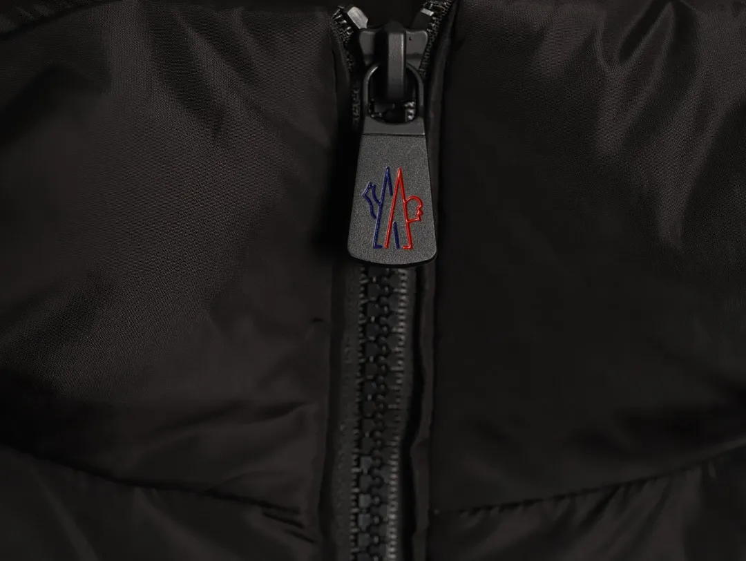 MONCLER蒙口MC 三角标梭织拼接连帽羽绒服