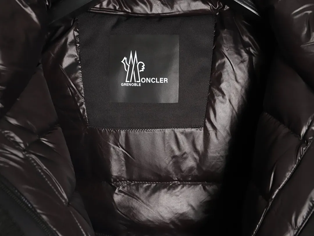 Moncler 蒙口 Bauges披肩连帽狐狸毛领羽绒服