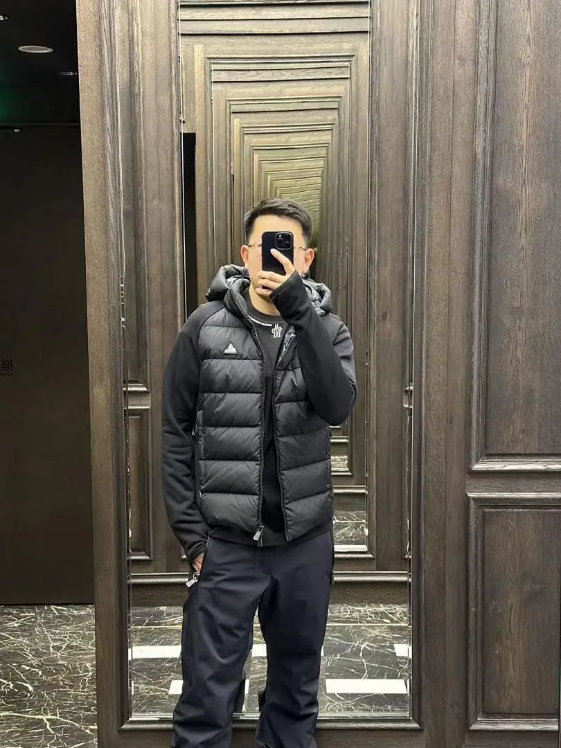 MONCLER蒙口MC 三角标梭织拼接连帽羽绒服