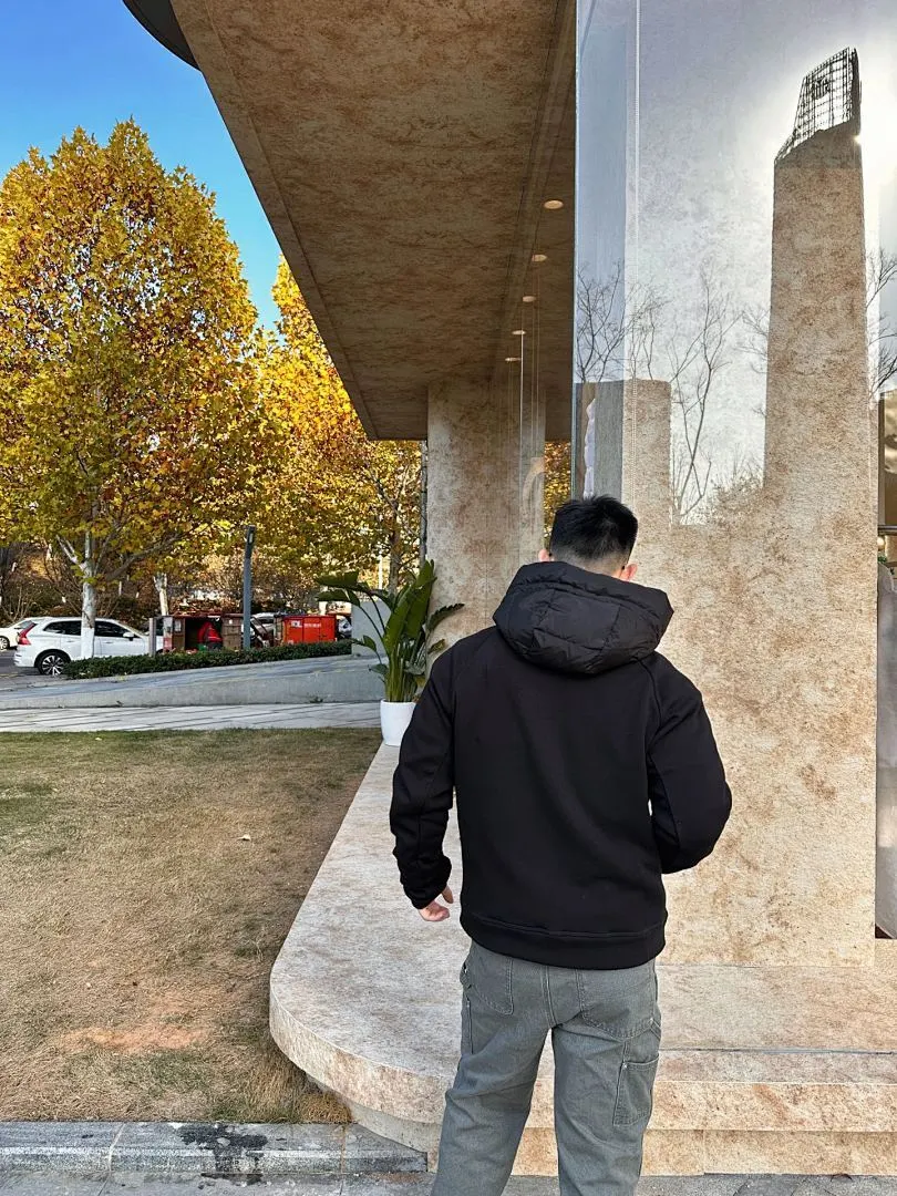 MONCLER蒙口MC 三角标梭织拼接连帽羽绒服