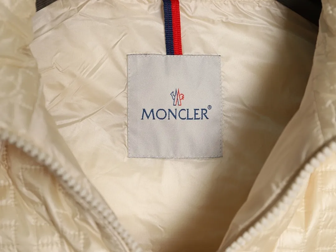 Moncler/蒙口 25Fw 几何绗缝连帽羽绒服
