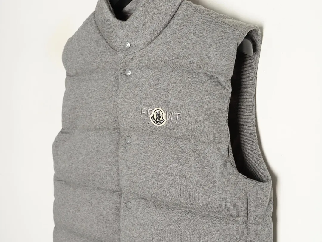 MONCLER蒙口MC 联名款小标刺绣羽绒马甲