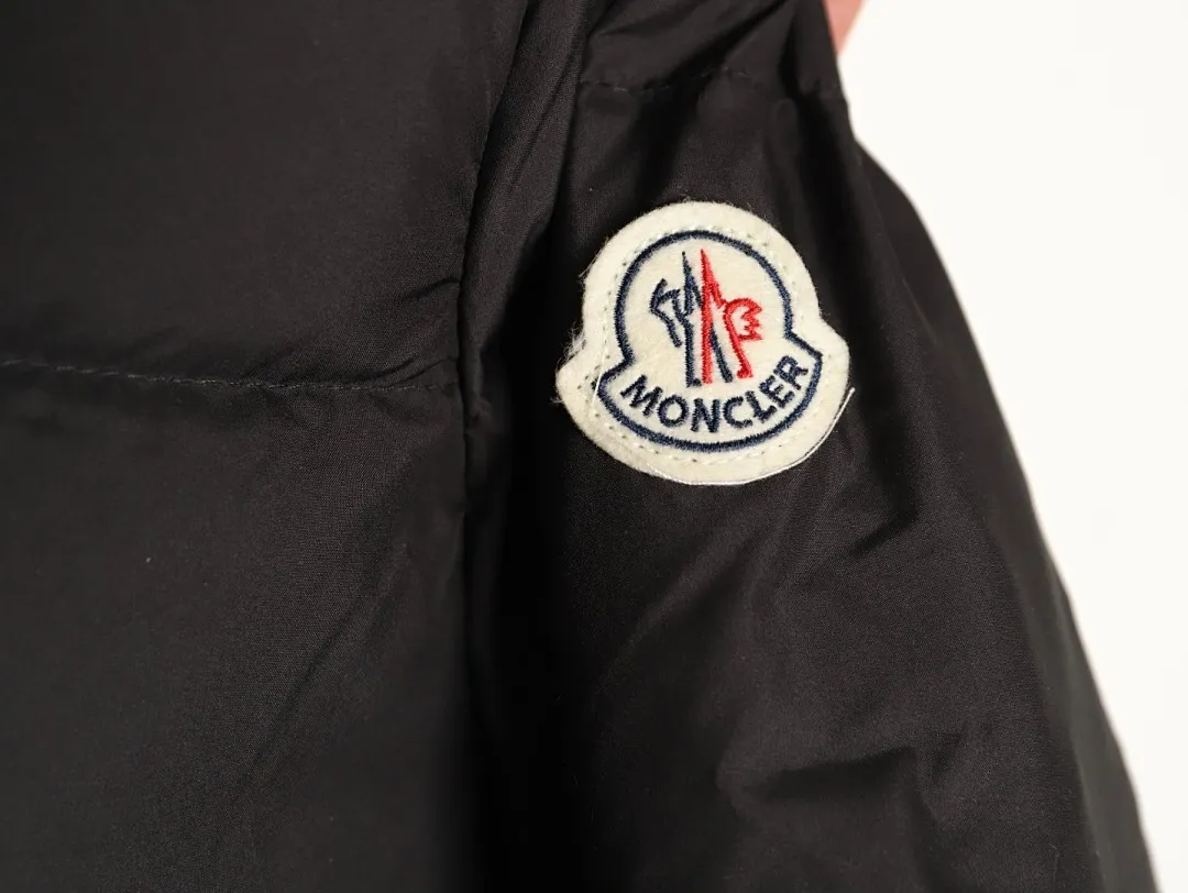 Moncler 蒙口 FW25 Laichefur纯色连帽短款羽绒服夹克外套