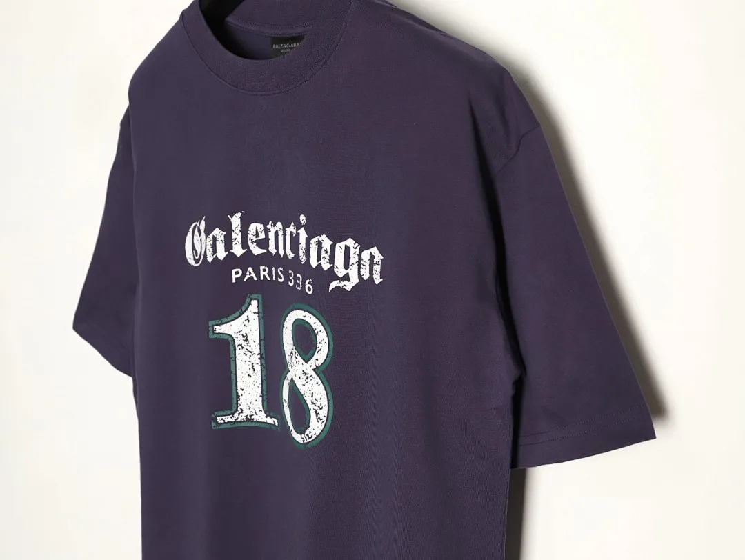 BALENCIAGA巴黎世家BLCG 哥特字母18号干裂印花短袖T恤