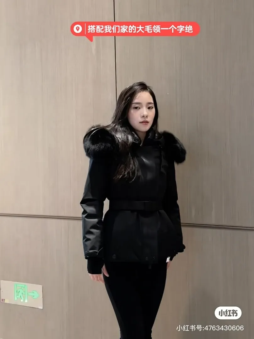 Moncler 蒙口 Bauges披肩连帽狐狸毛领羽绒服