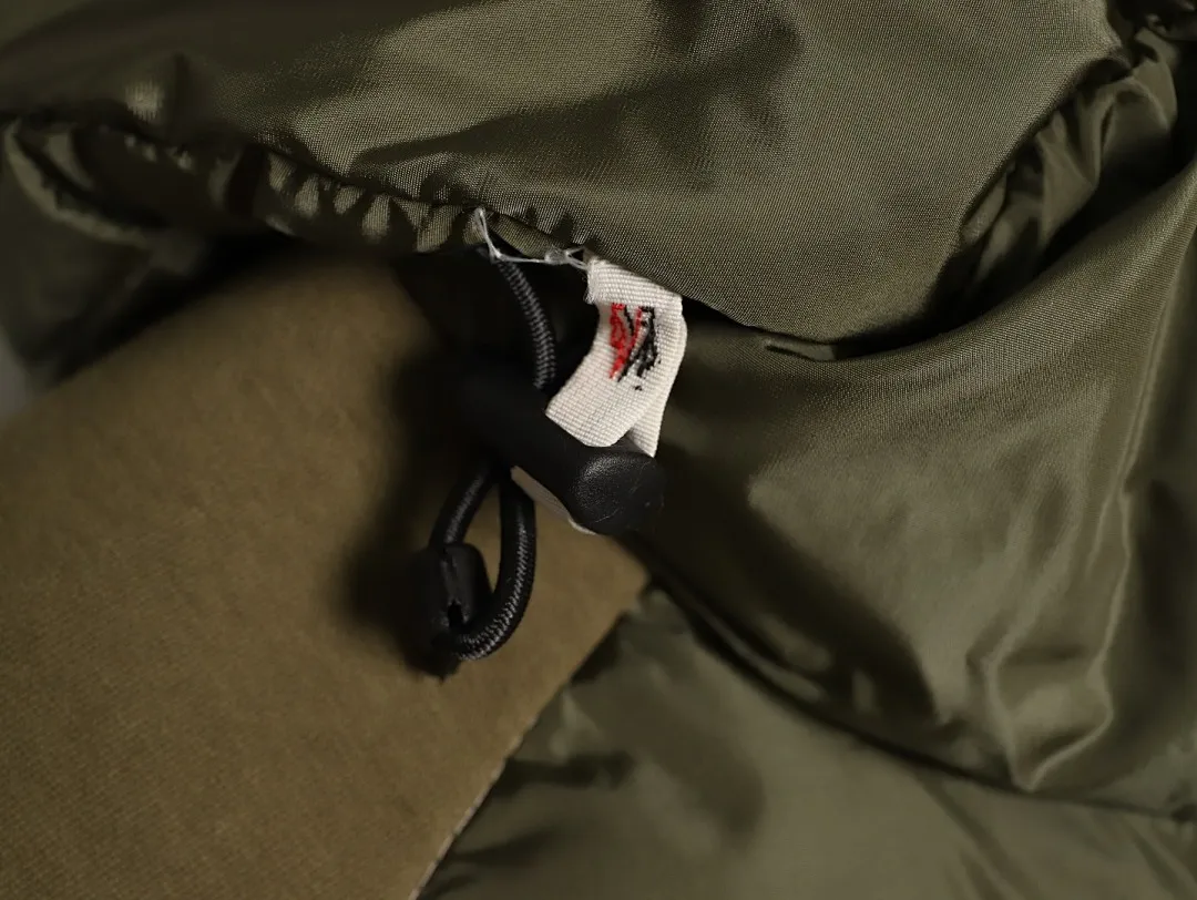 MONCLER蒙口MC 三角标梭织拼接连帽羽绒服