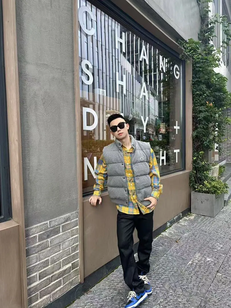 MONCLER蒙口MC 联名款小标刺绣羽绒马甲