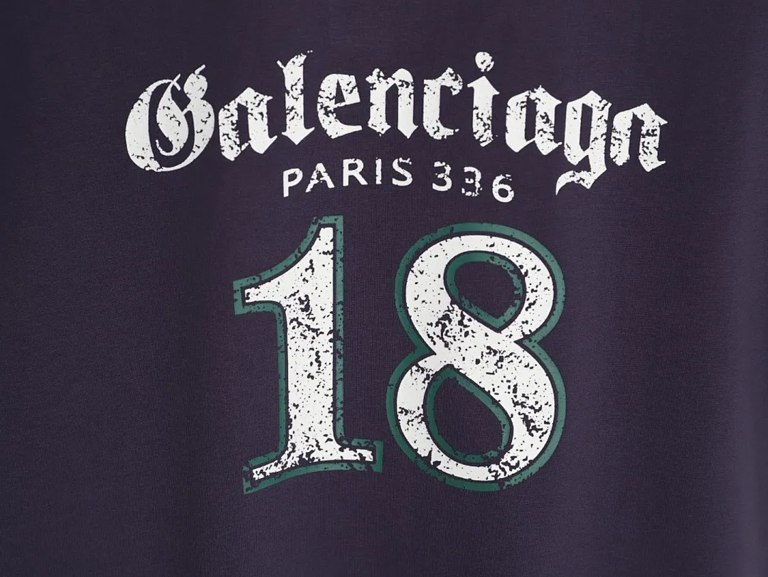 BALENCIAGA巴黎世家BLCG 哥特字母18号干裂印花短袖T恤