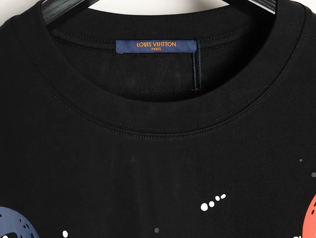 Louis Vuitton 路易威登 2026新款 彩绘涂鸦四叶草字母logo 定制皮章 男女同款 短袖t恤