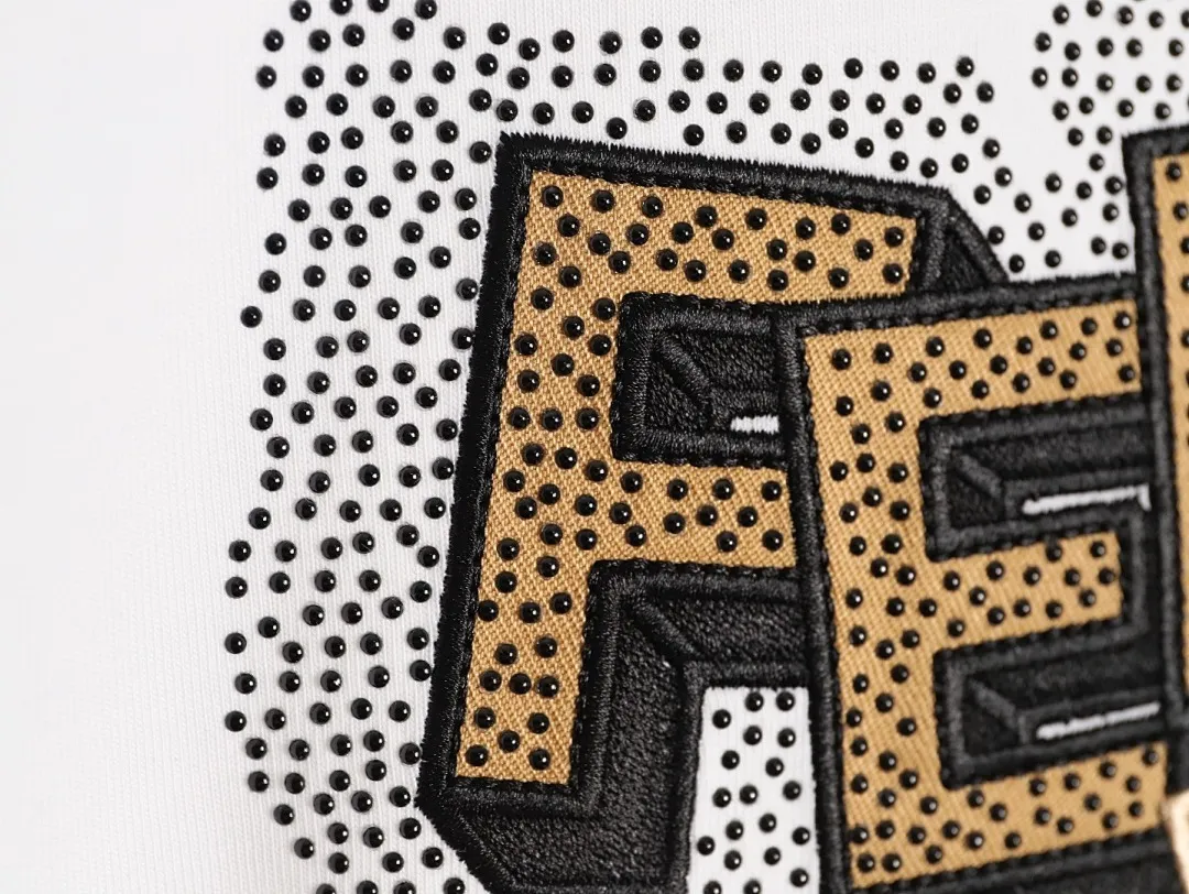 FENDI 芬迪 2026新款 官网同步 立体烫珠重工刺绣字母logo 男女同款 短袖t恤