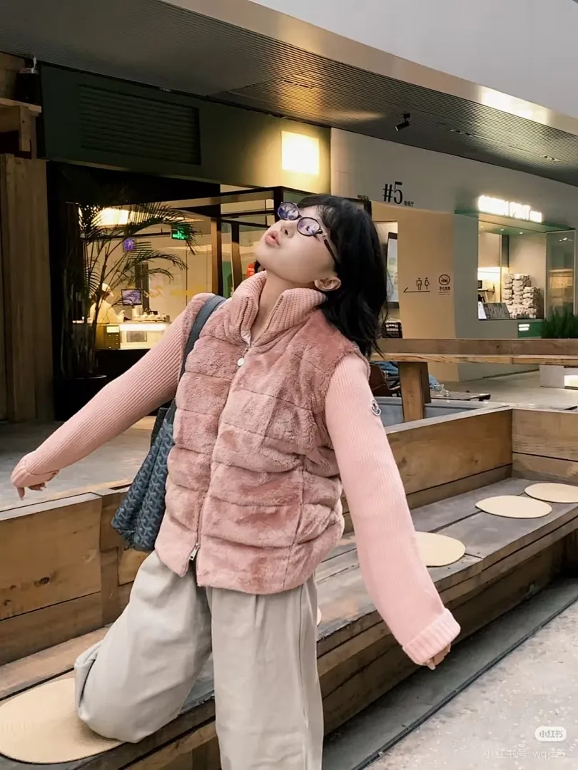 Moncler 蒙口女款羊羔毛拼接羽绒服