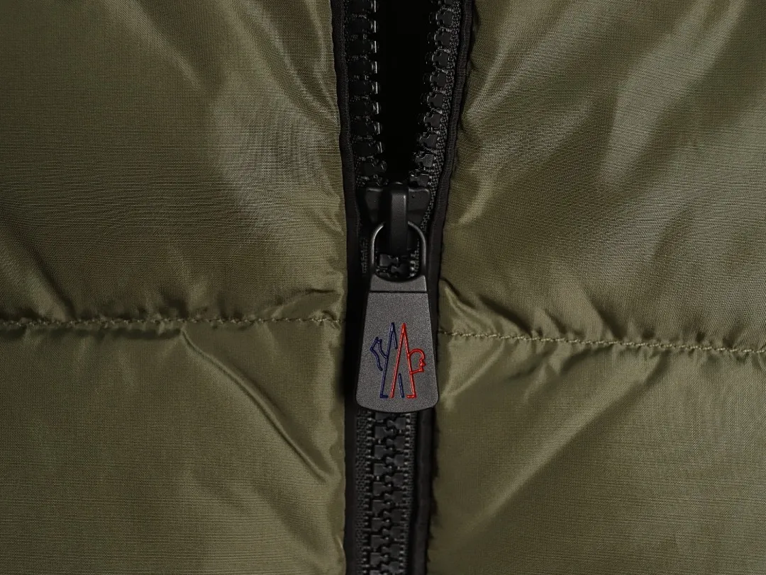 MONCLER蒙口MC 三角标梭织拼接连帽羽绒服