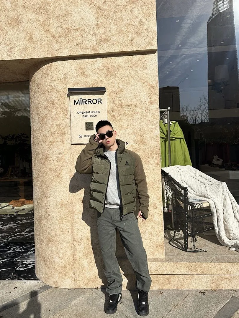 MONCLER蒙口MC 三角标梭织拼接连帽羽绒服