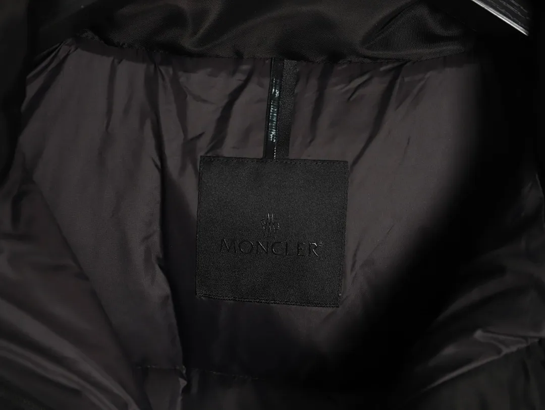 Moncler Vissec 短款立领全黑女款羽绒服
