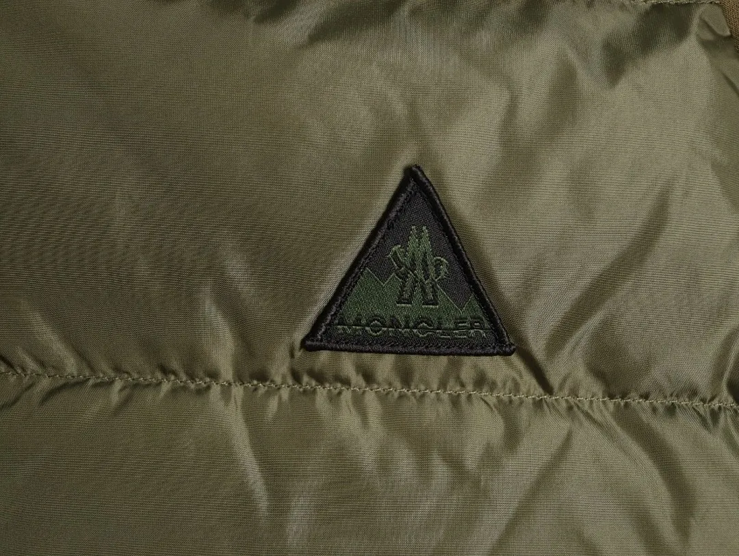 MONCLER蒙口MC 三角标梭织拼接连帽羽绒服