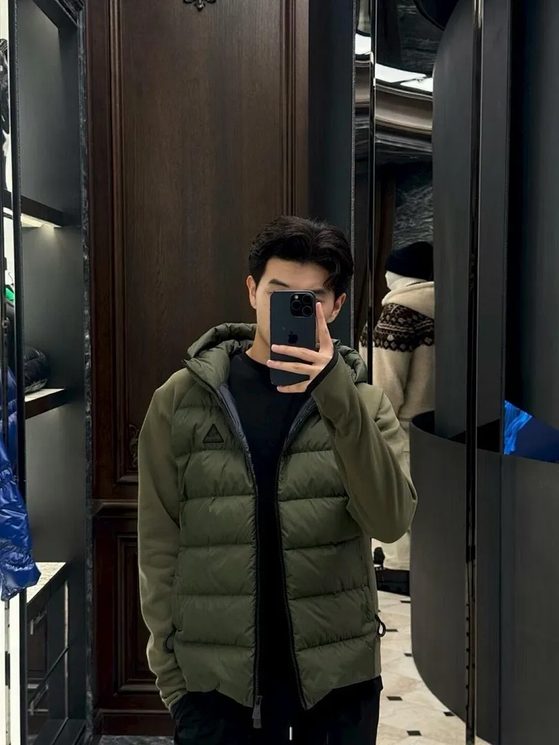 MONCLER蒙口MC 三角标梭织拼接连帽羽绒服