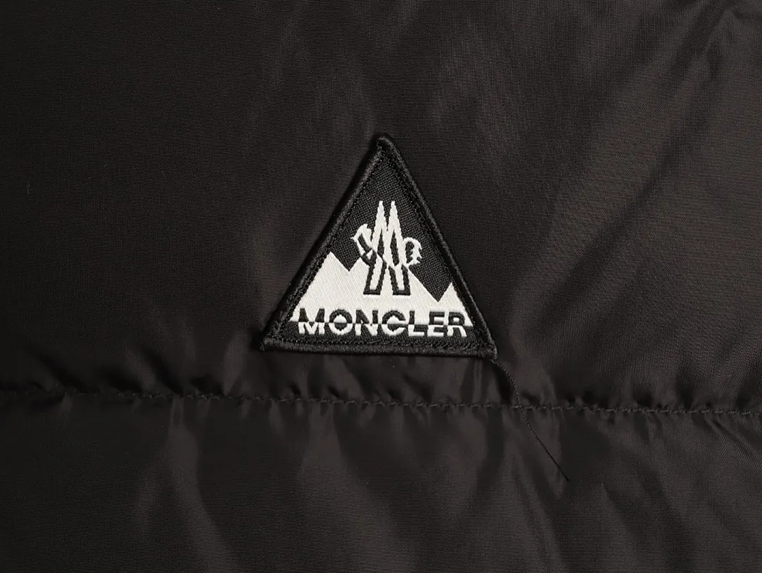 MONCLER蒙口MC 三角标梭织拼接连帽羽绒服
