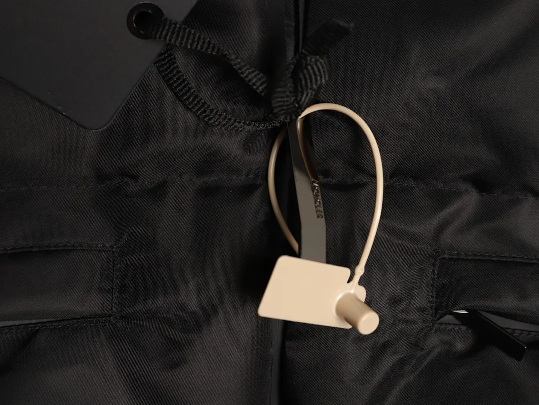 Moncler Vissec 短款立领全黑女款羽绒服