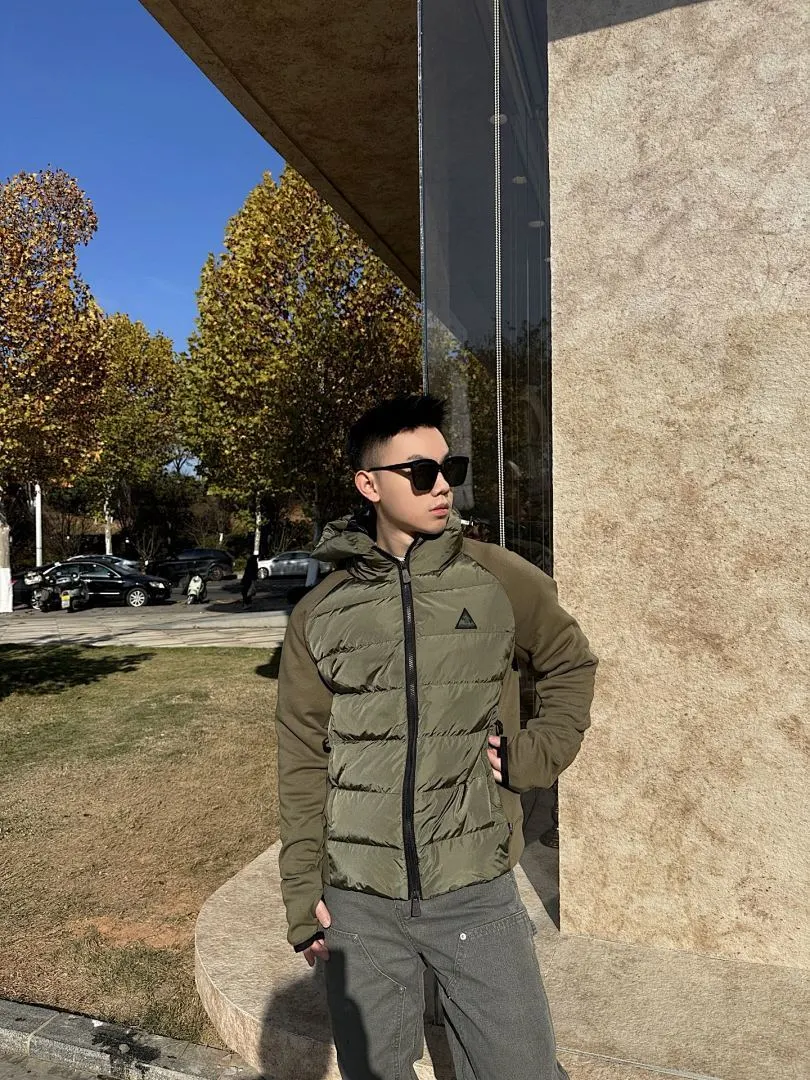 MONCLER蒙口MC 三角标梭织拼接连帽羽绒服