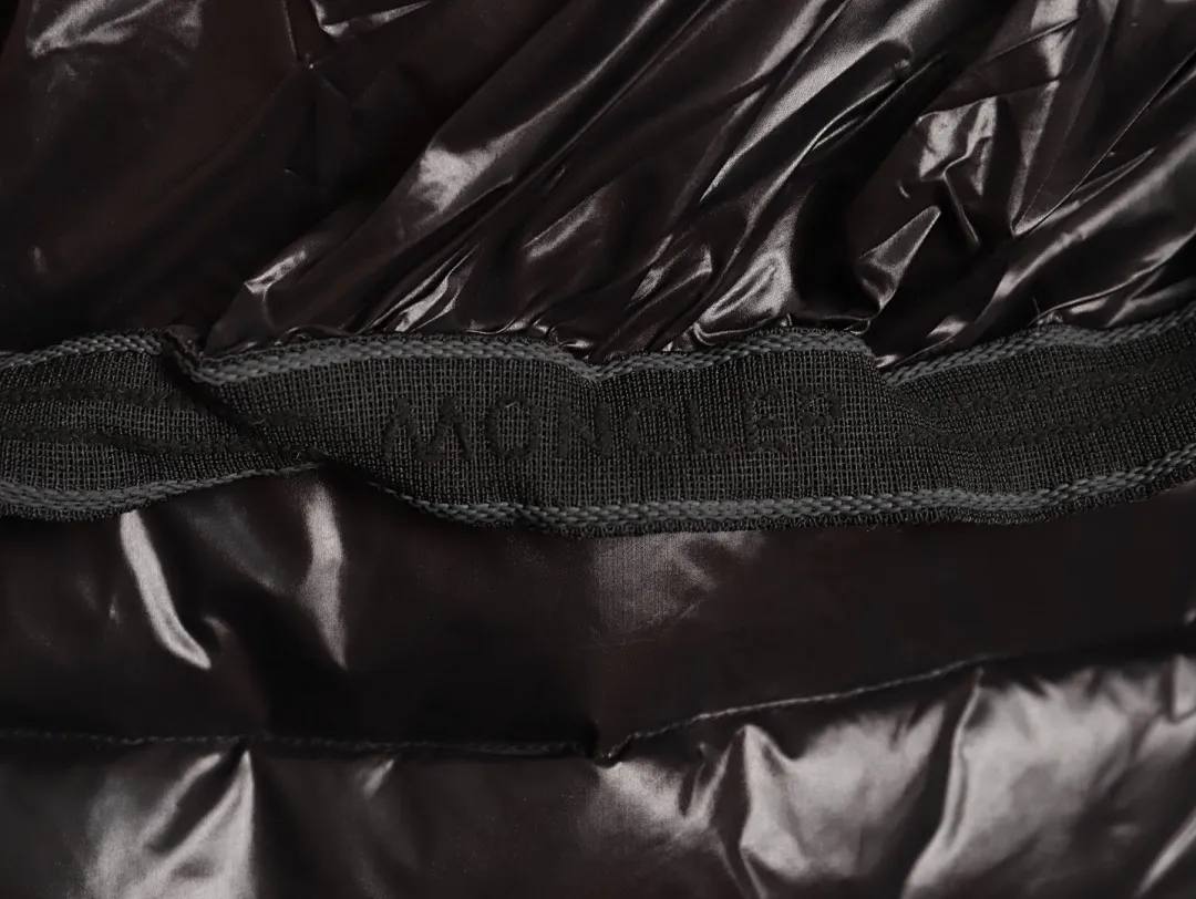 Moncler 蒙口 Bauges披肩连帽狐狸毛领羽绒服