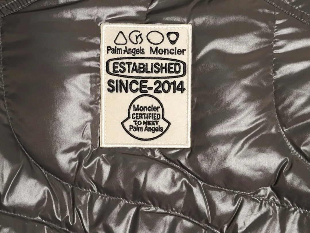 Moncler x Palm angels 联名款 Haunani 系列纯色高领宽松立领羽绒服