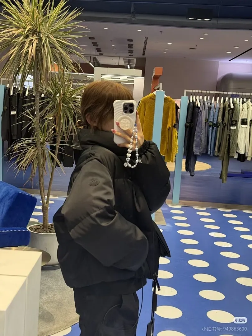 Moncler Vissec 短款立领全黑女款羽绒服