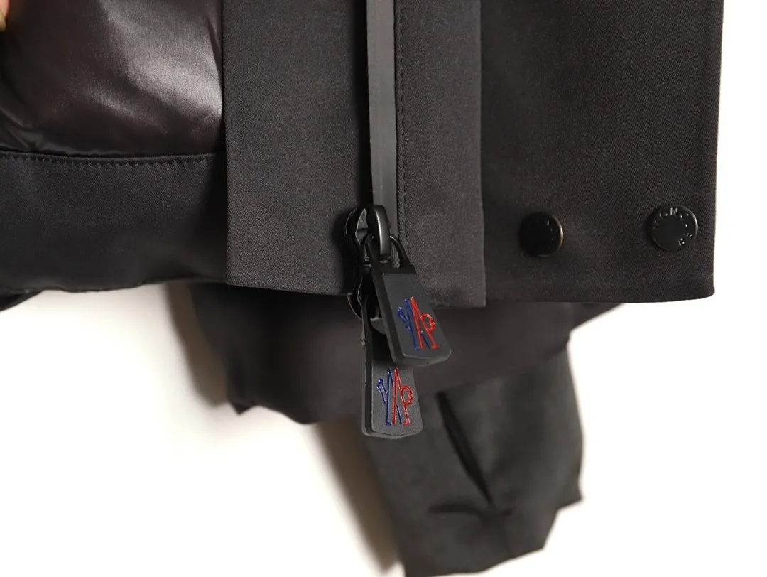 Moncler 蒙口 Bauges披肩连帽狐狸毛领羽绒服