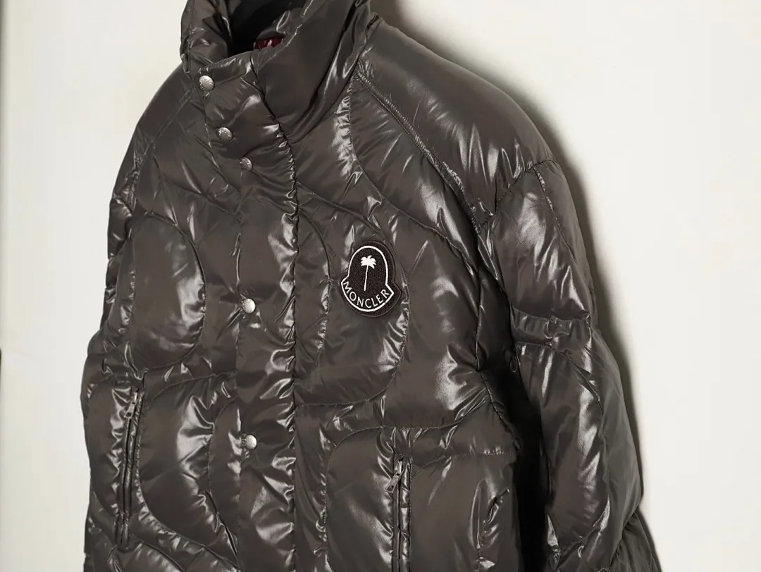 Moncler x Palm angels 联名款 Haunani 系列纯色高领宽松立领羽绒服