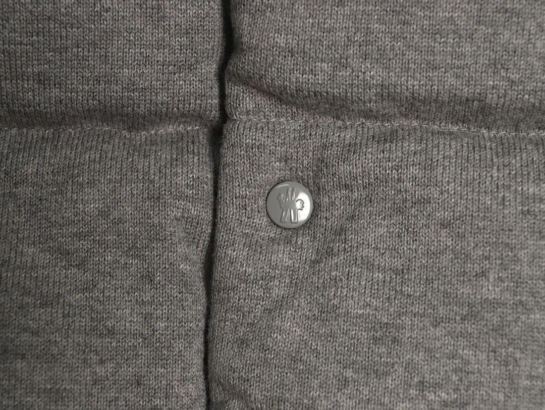 MONCLER蒙口MC 联名款小标刺绣羽绒马甲