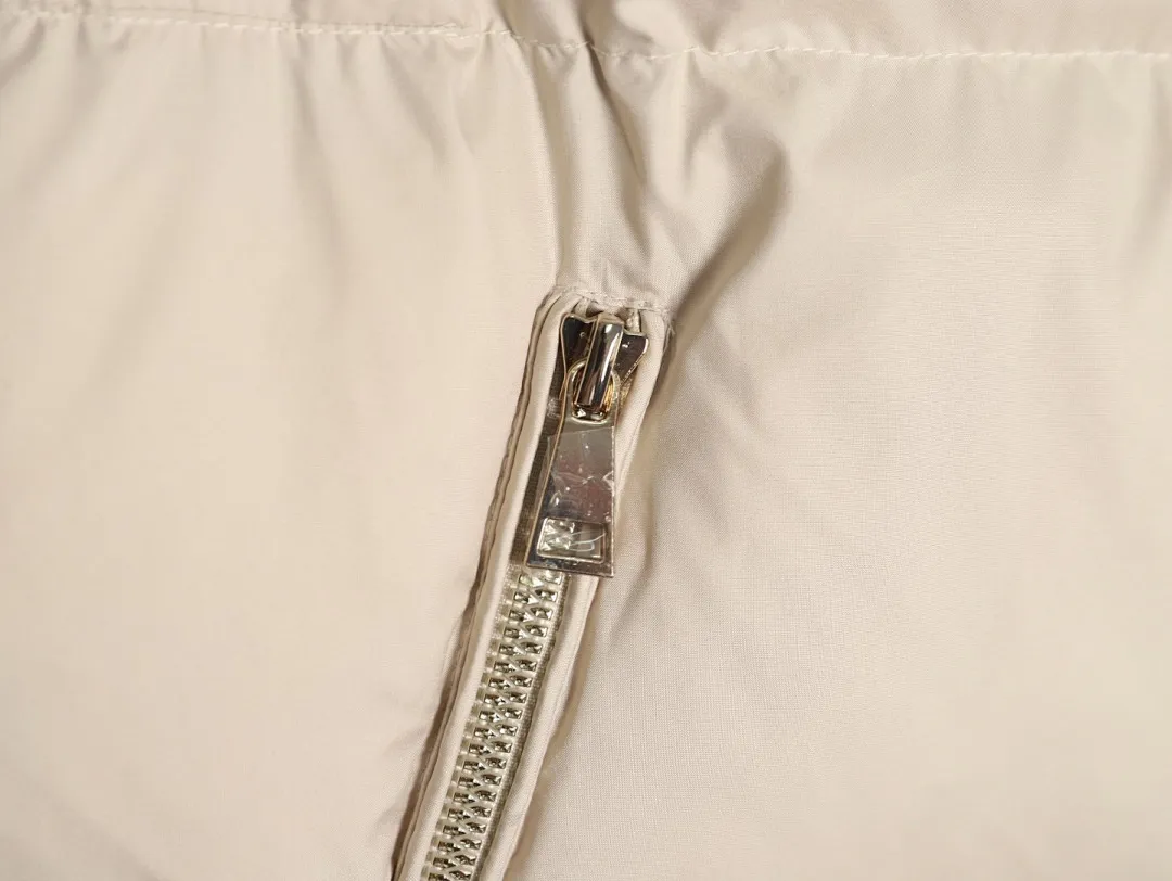 Moncler 蒙口 FW25 Laichefur纯色连帽短款羽绒服夹克外套