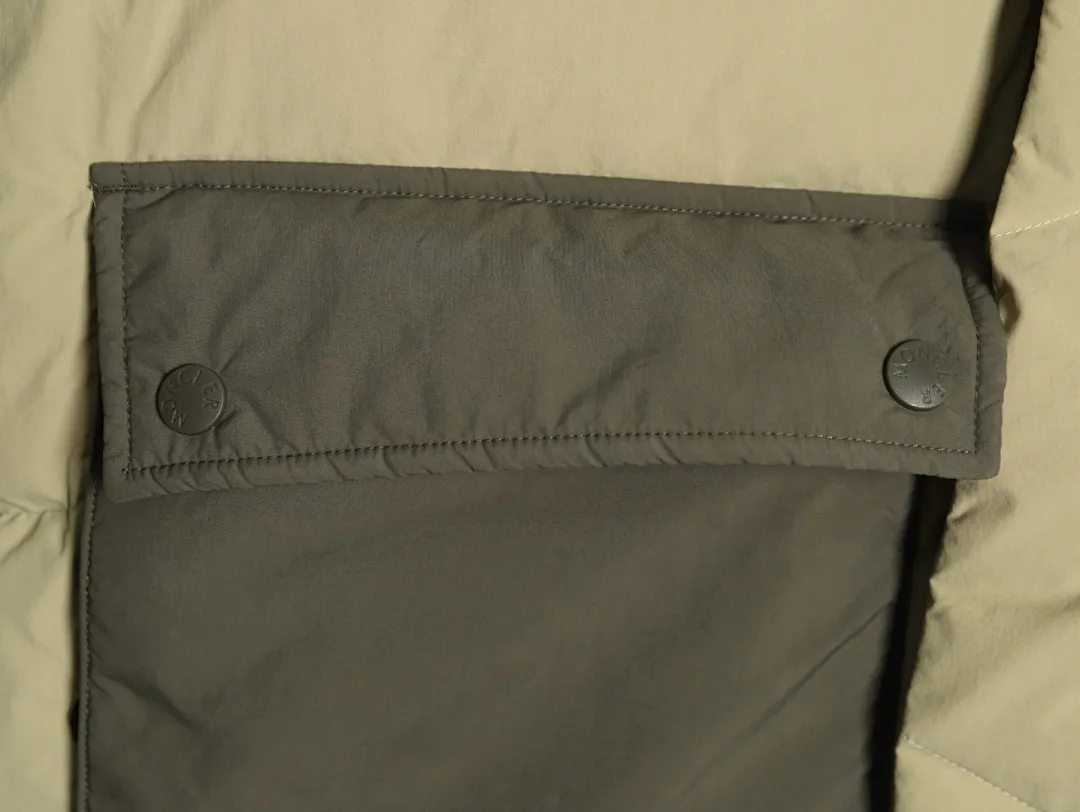 MONCLER GENIUSx菲董 联名款 FW23 拼接防水尼龙缝线连帽短款羽绒服