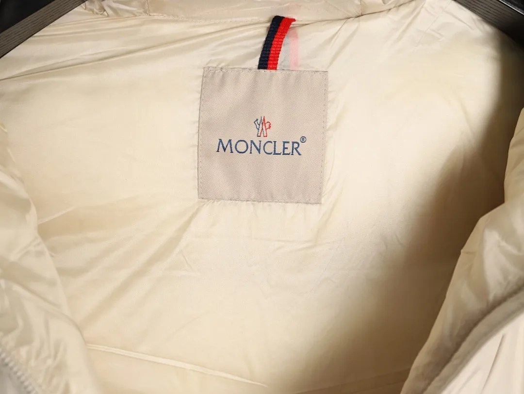 Moncler 蒙口 FW25 Laichefur纯色连帽短款羽绒服夹克外套