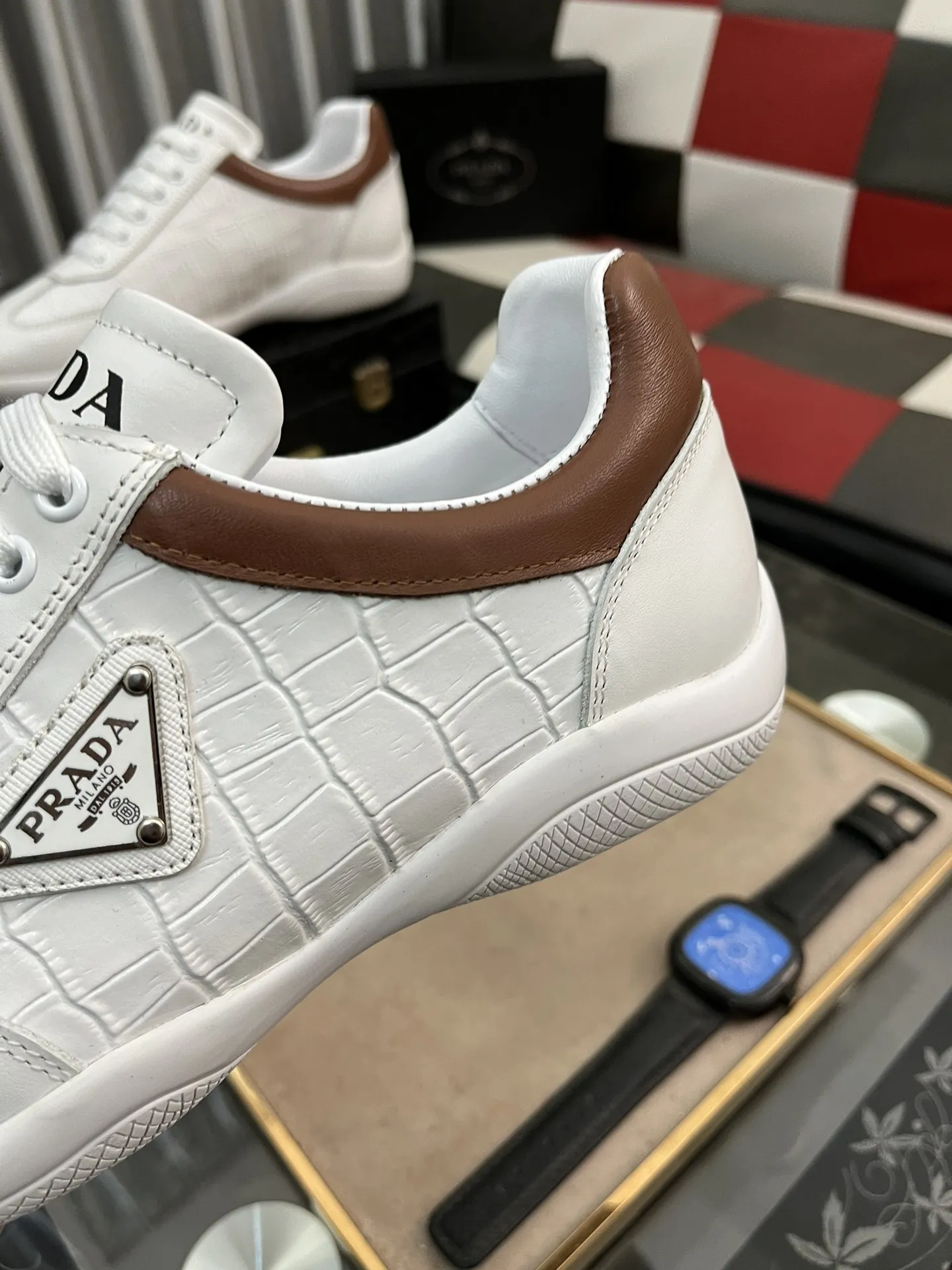 出厂价：220⌚️⌚️Prad*普拉达🆕男士高端精品，简约休闲运动鞋，这款选用皮革和尼龙打造，形成出其不意的纹理对比。特别的同色调工艺打造别致设计，鞋面饰涂珐琅金属三角形徽标，简约精致，辅以灵感源自标志性Symbole图案的元素码数：38-443⃣️色可选