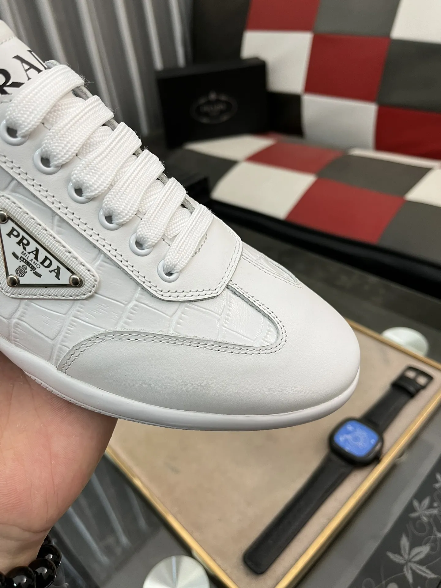 出厂价:220⌚️⌚️Prad*普拉达🆕男士高端精品,简约休闲运动鞋,这款选用皮革和尼龙打造,形成出其不意的纹理对比。特别的同色调工艺打造别致设计,鞋面饰涂珐琅金属三角形徽标,简约精致,辅以灵感源自标志性Symbole图案的元素码数:38-443⃣️色可选