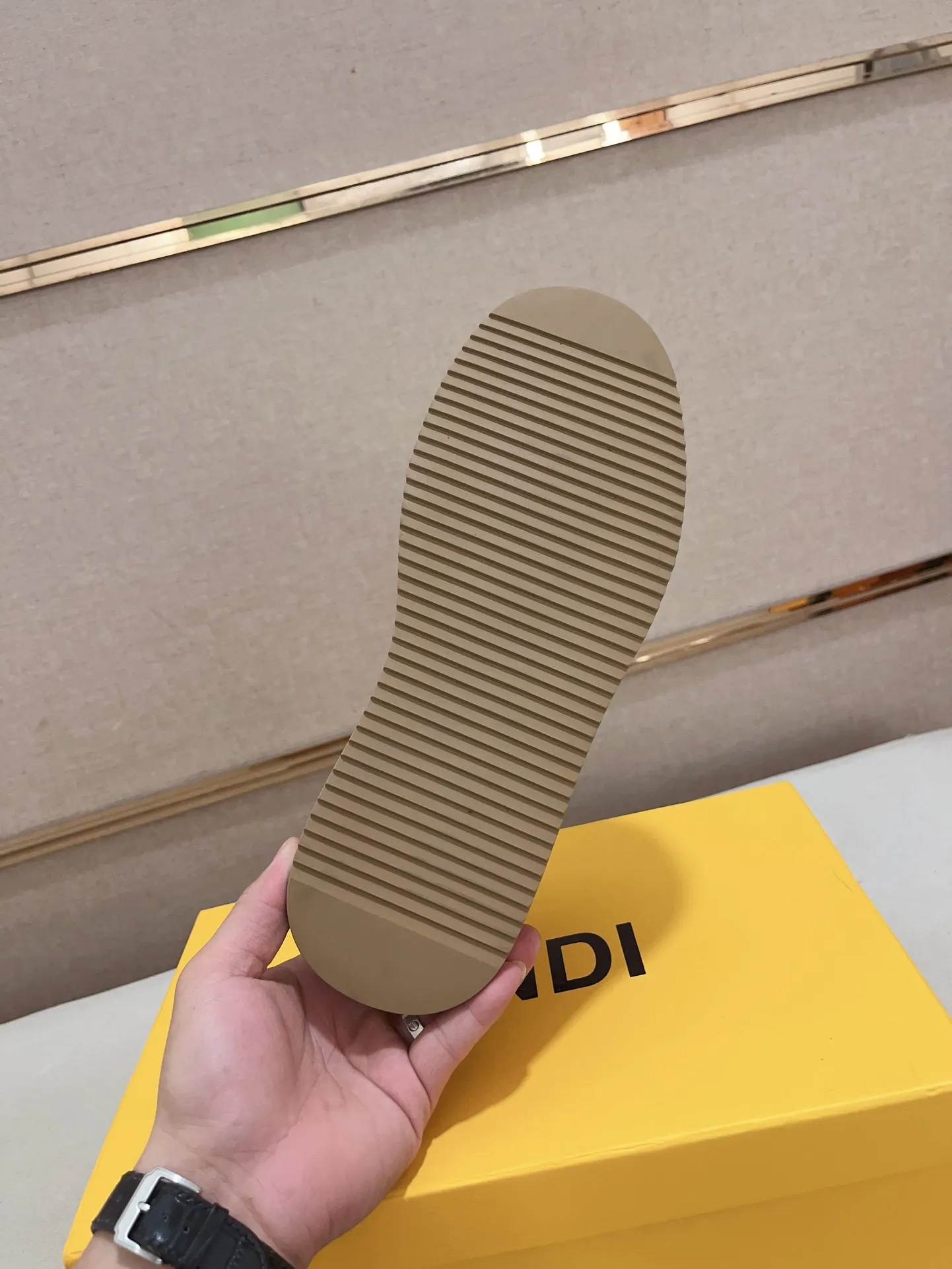 工厂价: 210💰【Fendi】芬迪 男士最新款休闲鞋!专柜同步上市!原版一比一复刻。全进口官网一比一牛皮面料。内里采用头层顶级羊皮,原版原厂特供橡胶大底。引领时尚新概念。配码:38-44。(可定做45不退换)