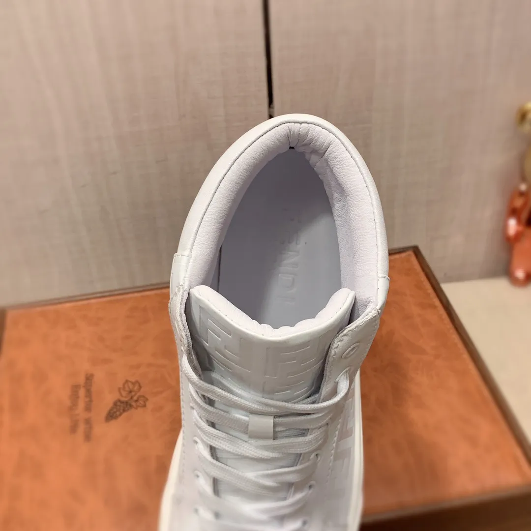 高帮新款🎩🎩[闪电][闪电] 工厂价220《 芬迪FENDI* 》 最新&bull;爆款休闲鞋，顶端品牌[勾引]奢侈～代购，顶级～质量。[强]鞋面選用进口透气牛皮搭配材质➕透气羊皮内里（&bull;）精细做工。原版个性时尚柔软橡膠耐磨防滑大底，上脚轻巧舒适，实物拍摄🎬實物更好看，码数: 38-44。2️⃣色入选