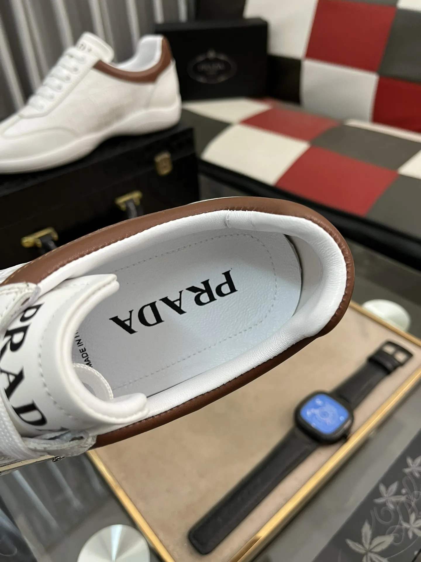 出厂价：220⌚️⌚️Prad*普拉达🆕男士高端精品，简约休闲运动鞋，这款选用皮革和尼龙打造，形成出其不意的纹理对比。特别的同色调工艺打造别致设计，鞋面饰涂珐琅金属三角形徽标，简约精致，辅以灵感源自标志性Symbole图案的元素码数：38-443⃣️色可选