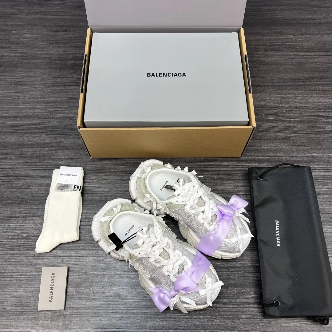 💰480 纯原版本Balenciaga巴黎世家 3XL 蕾丝结蝴蝶结半拖 人造革 圆头系代 低帮 老爹鞋 白银紫在延续 Track Trainer 户外轮廓和复杂鞋面结构的同时,鞋面蕾丝+蝴蝶结设计 每一处都是少女感拉满! 神仙颜值超级赞! 包装:全套原版包装加固飞机盒包装! 码数:35-42码!(正码)