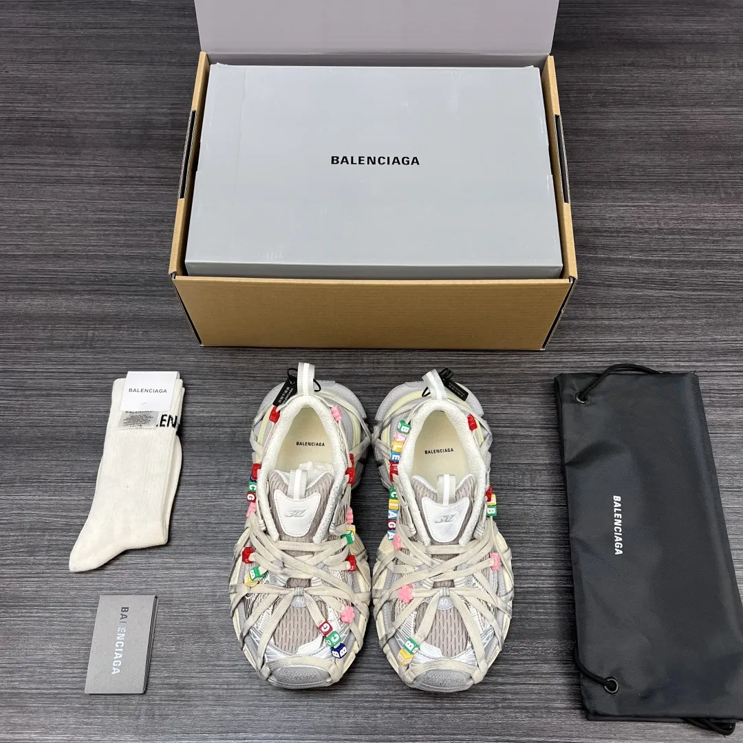 💰600 纯原版本Balenciaga巴黎世家 3XL Extreme Lace 做旧效果 字母装饰 低帮 老爹鞋 彩色 3XL Extreme Lace 在原蜘蛛侠设计基础添加巴黎世家彩色字母扣饰 显得别具一格 保持着巴黎世家独有设计风格 质感很丰富。做旧依然保持不失复古风味！值得推荐的一款新品！ 包装:全套原版包装加固飞机盒包装！ 码数:35-46码！(正码)