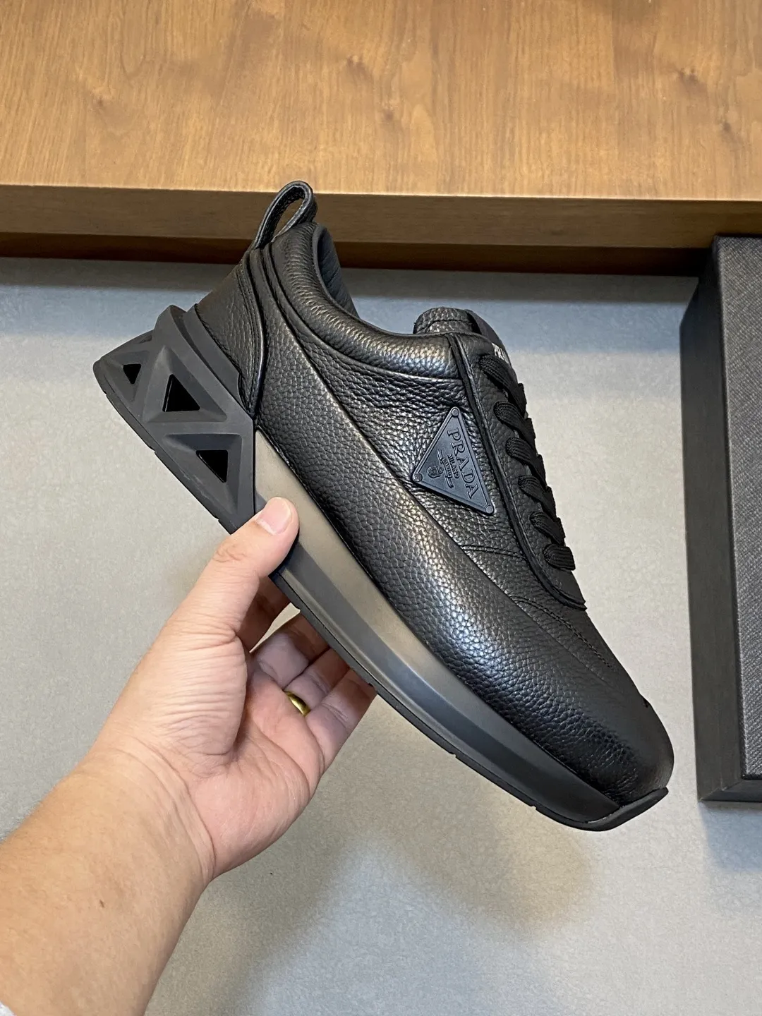 💰390 Prada/普拉达 男士新款皮面拼接运动鞋 这款运动鞋呈现现代版型,以利落线条与流畅细节重新演绎品牌典藏款型。鞋履采用小牛皮革和科技织物打造,外侧饰有三角金属徽标,后跟亮色TPU装饰,内里后跟加长加衬设计,穿着更舒适,鞋舌饰有丝印徽标,搭配后跟镂空橡胶厚底,全牛皮内里标配徽标牛皮垫脚,上脚增高舒适、百搭耐看!配全套原包装! 码数:39-40-41-42-43-44 标准皮鞋尺码(45可定做不支持退换)