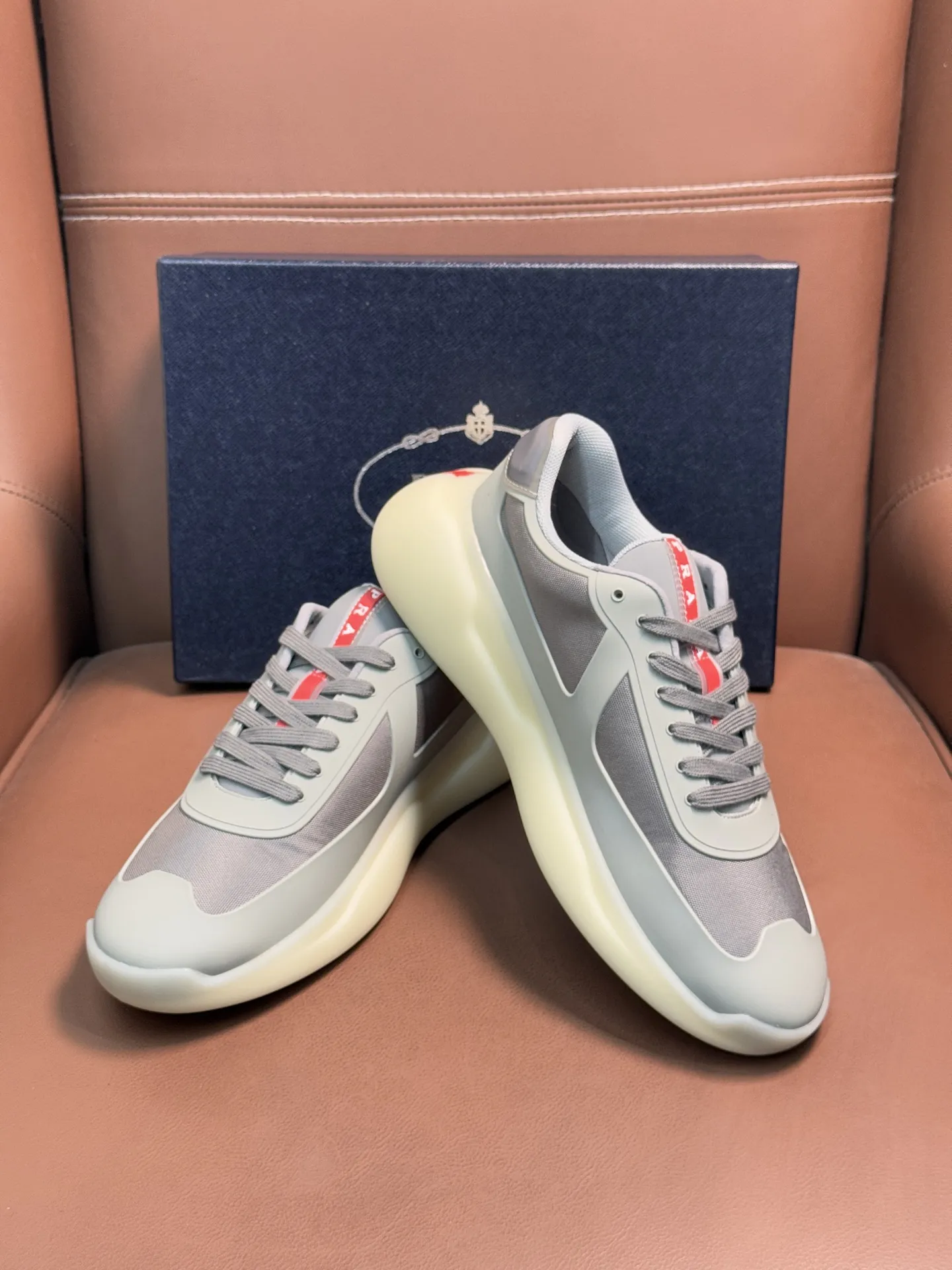 🔥🔥 PRAD* — 普拉达。美洲杯再生尼龙和Bike皮面运动鞋 这款再生尼龙运动鞋兼具实用性与创新性,富有现代特色,搭配轻便的鞋底,融入极简主义细节设计。鞋面点缀锁温压胶装饰。丝网印花Prad*徽标。尼龙带环鞋带 TPU鞋底,采用超轻质发泡橡胶填充材料。橡胶图案纹路。鞋底高度:40毫米 可拆卸覆织物鞋垫。 码数:39-45。p380