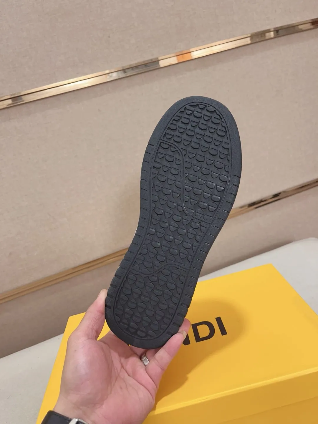 工厂价 200💰 （fendi芬迪） 新款👊🏻鞋面🇮🇹进口牛皮面料 🇩🇪内里进口羊皮内里 。原版大底开模，每一位男士的身份衬托，上脚大气稳重🚶🏻🚶🏻高端定制专柜原版复刻📯不管风吹雨打鞋楦不变，经得起时间的验证🔍️，🔵 码数：38-44