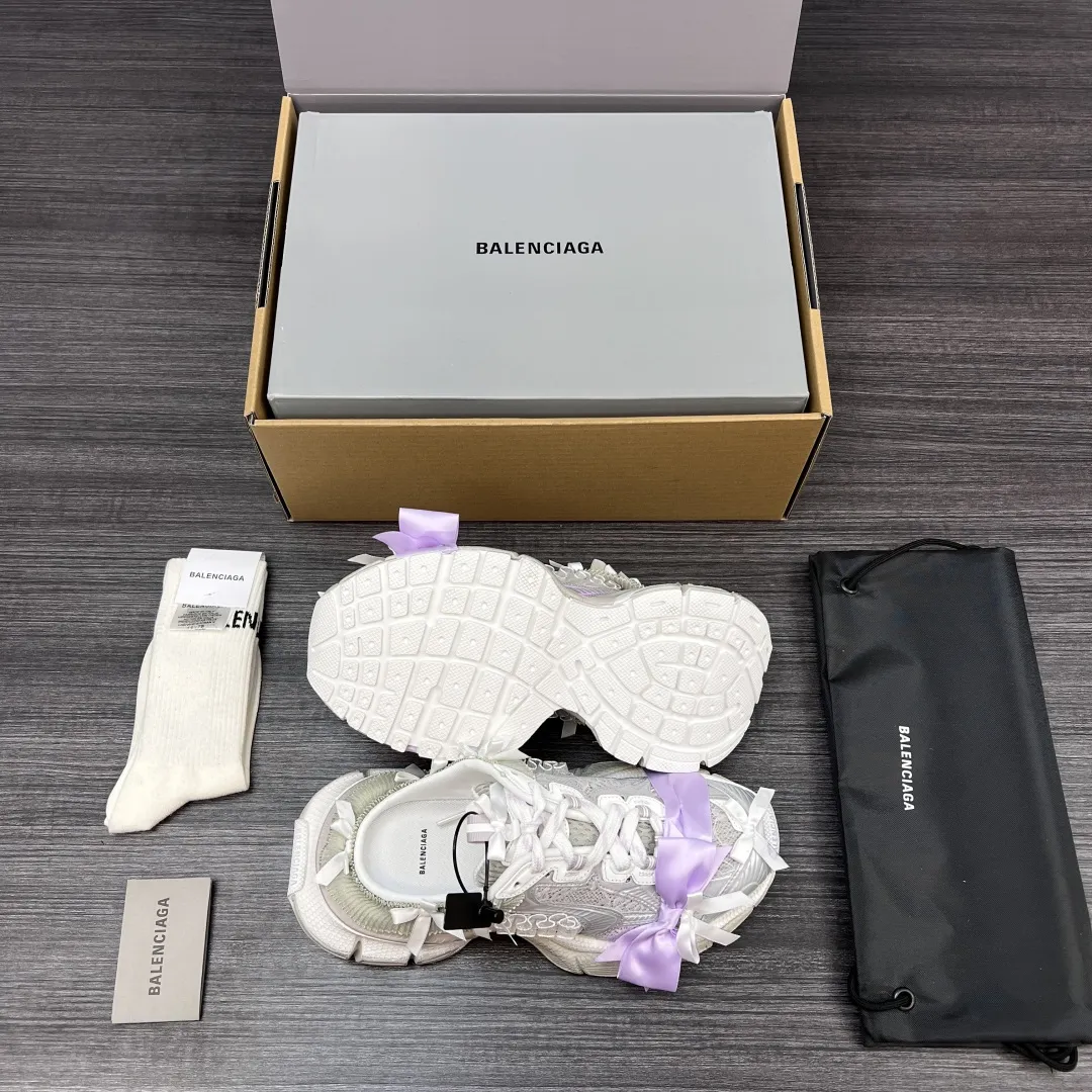 💰480 纯原版本Balenciaga巴黎世家 3XL 蕾丝结蝴蝶结半拖 人造革 圆头系代 低帮 老爹鞋 白银紫在延续 Track Trainer 户外轮廓和复杂鞋面结构的同时，鞋面蕾丝+蝴蝶结设计 每一处都是少女感拉满！ 神仙颜值超级赞！ 包装:全套原版包装加固飞机盒包装！ 码数:35-42码！(正码)