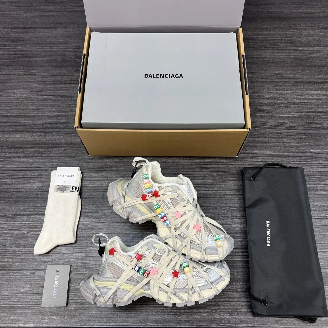 💰600 纯原版本Balenciaga巴黎世家 3XL Extreme Lace 做旧效果 字母装饰 低帮 老爹鞋 彩色 3XL Extreme Lace 在原蜘蛛侠设计基础添加巴黎世家彩色字母扣饰 显得别具一格 保持着巴黎世家独有设计风格 质感很丰富。做旧依然保持不失复古风味！值得推荐的一款新品！ 包装:全套原版包装加固飞机盒包装！ 码数:35-46码！(正码)