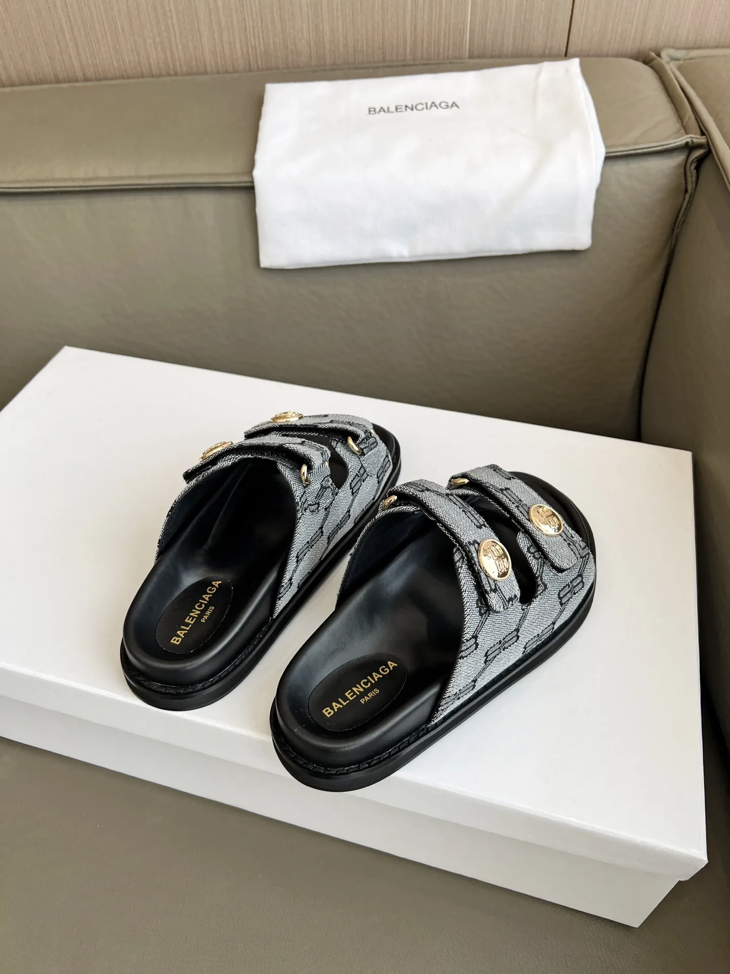 🍓 2025春夏BALENCIAGA/巴黎世家 爆款推荐[得意]这款鞋今年非常🔥爆，独立风格➕各处无可挑剔的细节做工。码数35-40码 41克定做。出厂价230