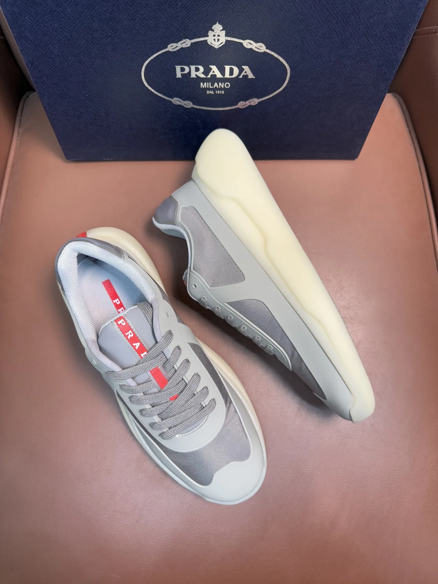 🔥🔥 PRAD* &mdash; 普拉达。美洲杯再生尼龙和Bike皮面运动鞋 这款再生尼龙运动鞋兼具实用性与创新性，富有现代特色，搭配轻便的鞋底，融入极简主义细节设计。鞋面点缀锁温压胶装饰。丝网印花Prad*徽标。尼龙带环鞋带 TPU鞋底，采用超轻质发泡橡胶填充材料。橡胶图案纹路。鞋底高度：40毫米 可拆卸覆织物鞋垫。 码数：39-45。p380