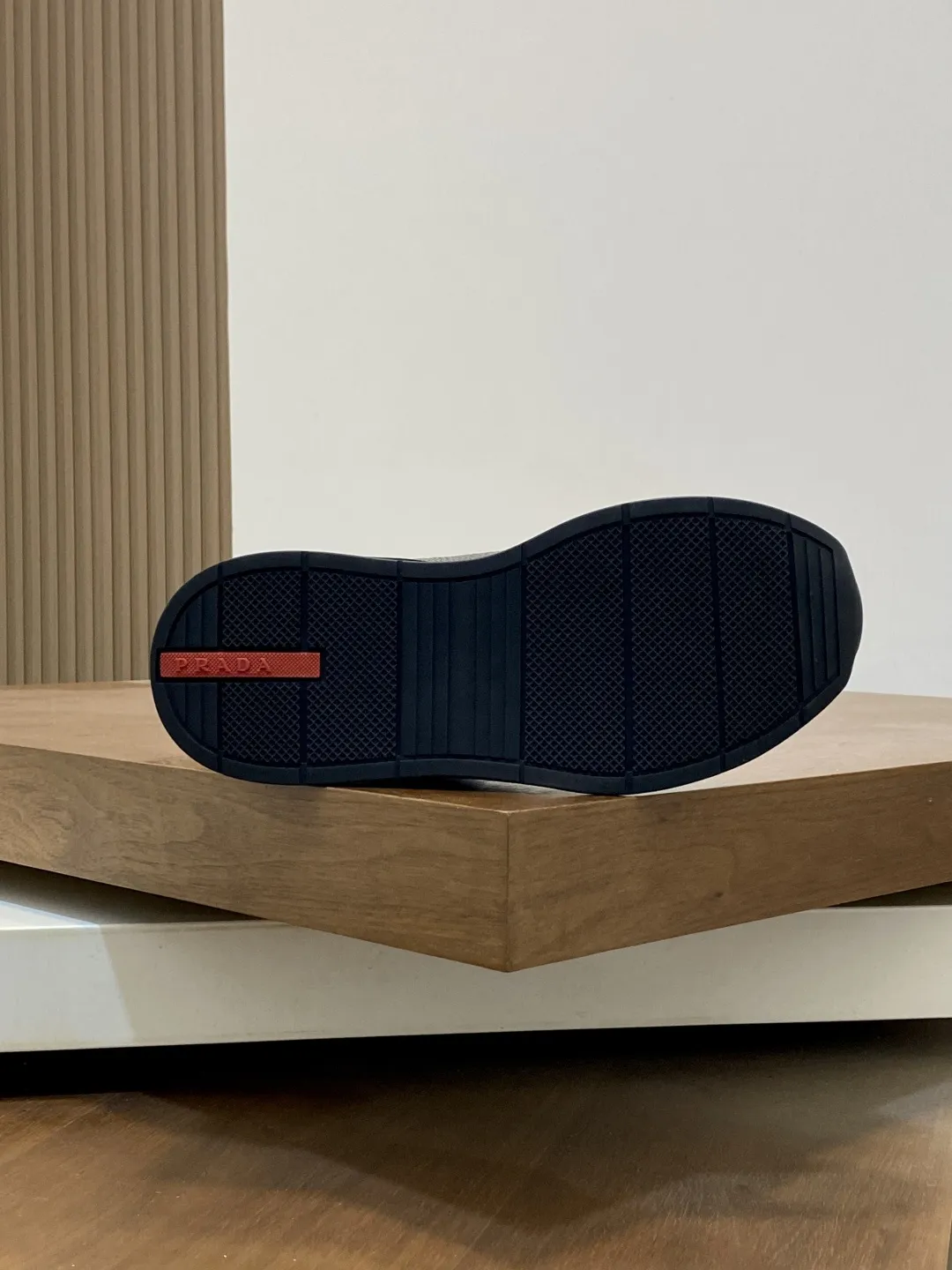 💰390 Prada/普拉达 男士新款皮面拼接运动鞋 这款运动鞋呈现现代版型,以利落线条与流畅细节重新演绎品牌典藏款型。鞋履采用小牛皮革和科技织物打造,外侧饰有三角金属徽标,后跟亮色TPU装饰,内里后跟加长加衬设计,穿着更舒适,鞋舌饰有丝印徽标,搭配后跟镂空橡胶厚底,全牛皮内里标配徽标牛皮垫脚,上脚增高舒适、百搭耐看!配全套原包装! 码数:39-40-41-42-43-44 标准皮鞋尺码(45可定做不支持退换)