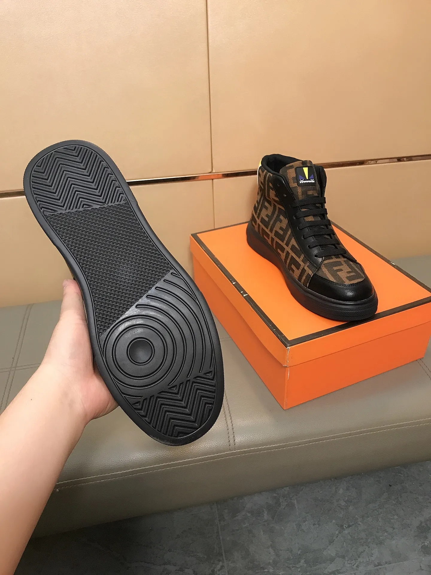 出厂价220 🥾🥾↔️↔️【fendi】芬迪 经典舒适男士高帮休闲鞋,鞋面选用磨砂皮搭配品牌印花面料,羊皮垫脚,橡胶耐磨大底 这种独特的风格适合四季,随意而精致的感性,上脚舒适自然 秋冬休闲出行日常款!码数:38-44